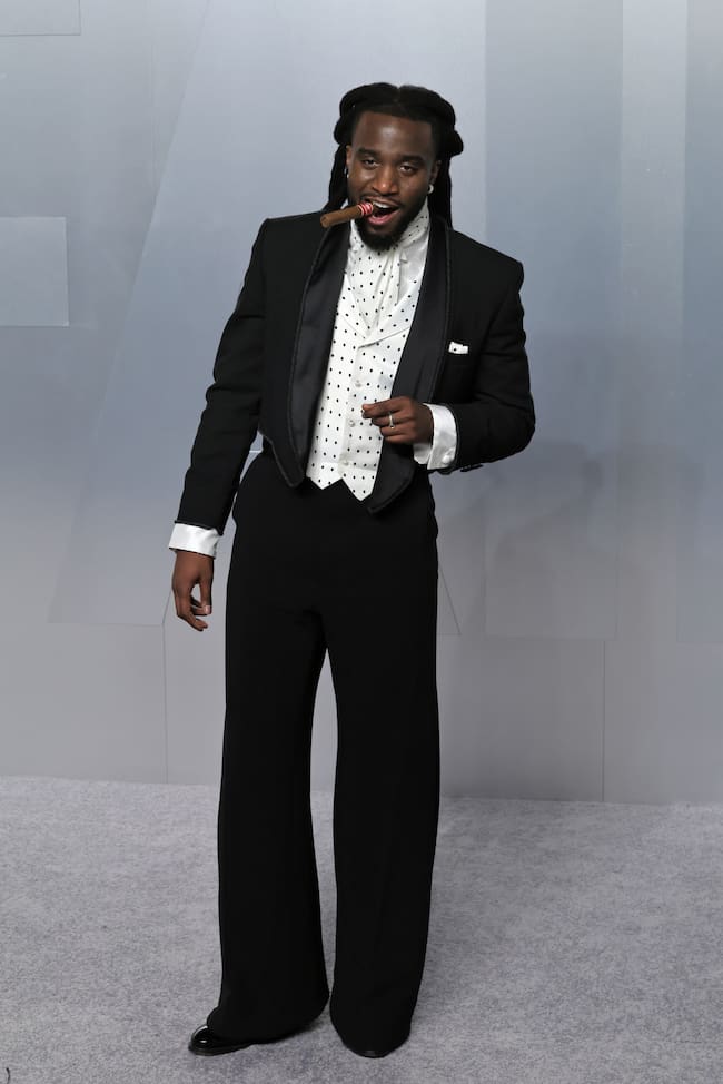 El músico británico se pasó primero por la alfombra roja de los Oscar y luego no ha faltado a la after party. Desde luego, con un estilismo bastante más clásico que el del año pasado.