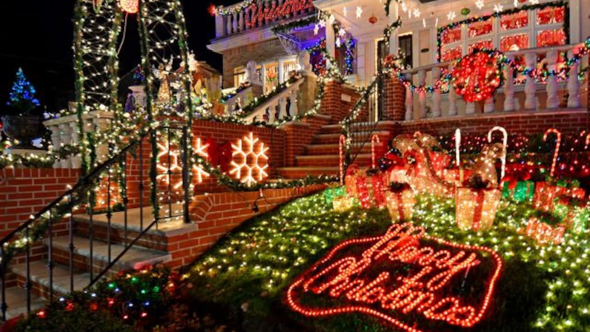 Solicitan a familia que quiten sus adornos navideños por ponerlos demasiado pronto