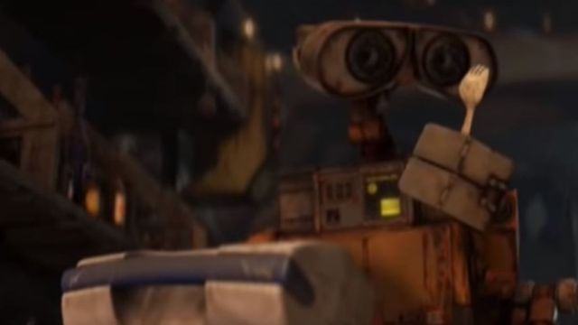 Wall-E cogiendo a ¿Forky?