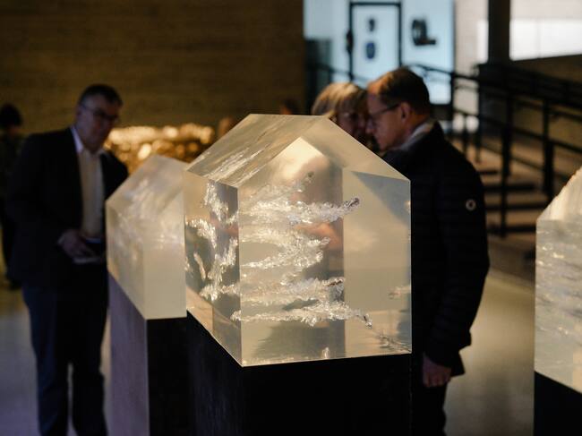 Las peculiares casas de Brad Pitt en la exposición de Finlandia.