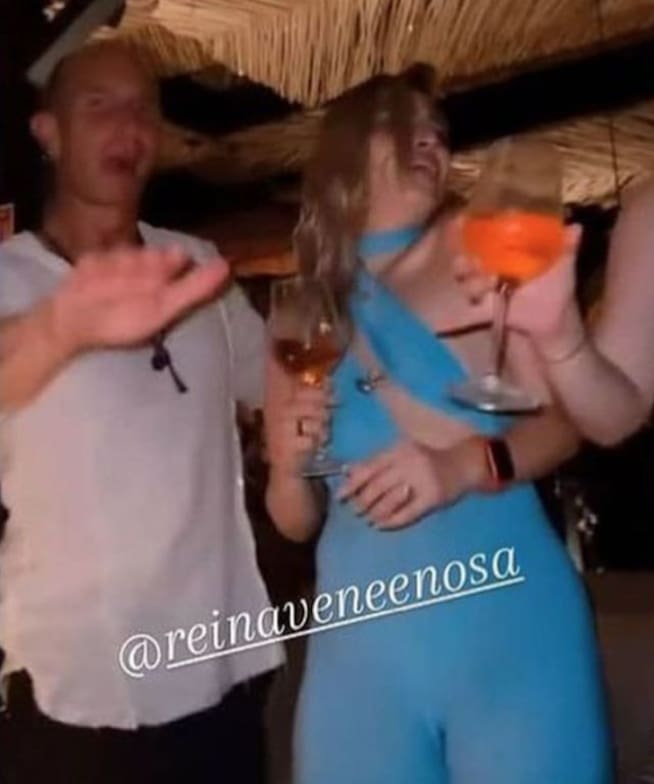 Erik Rubin fue captado bailando con una mujer en una fiesta