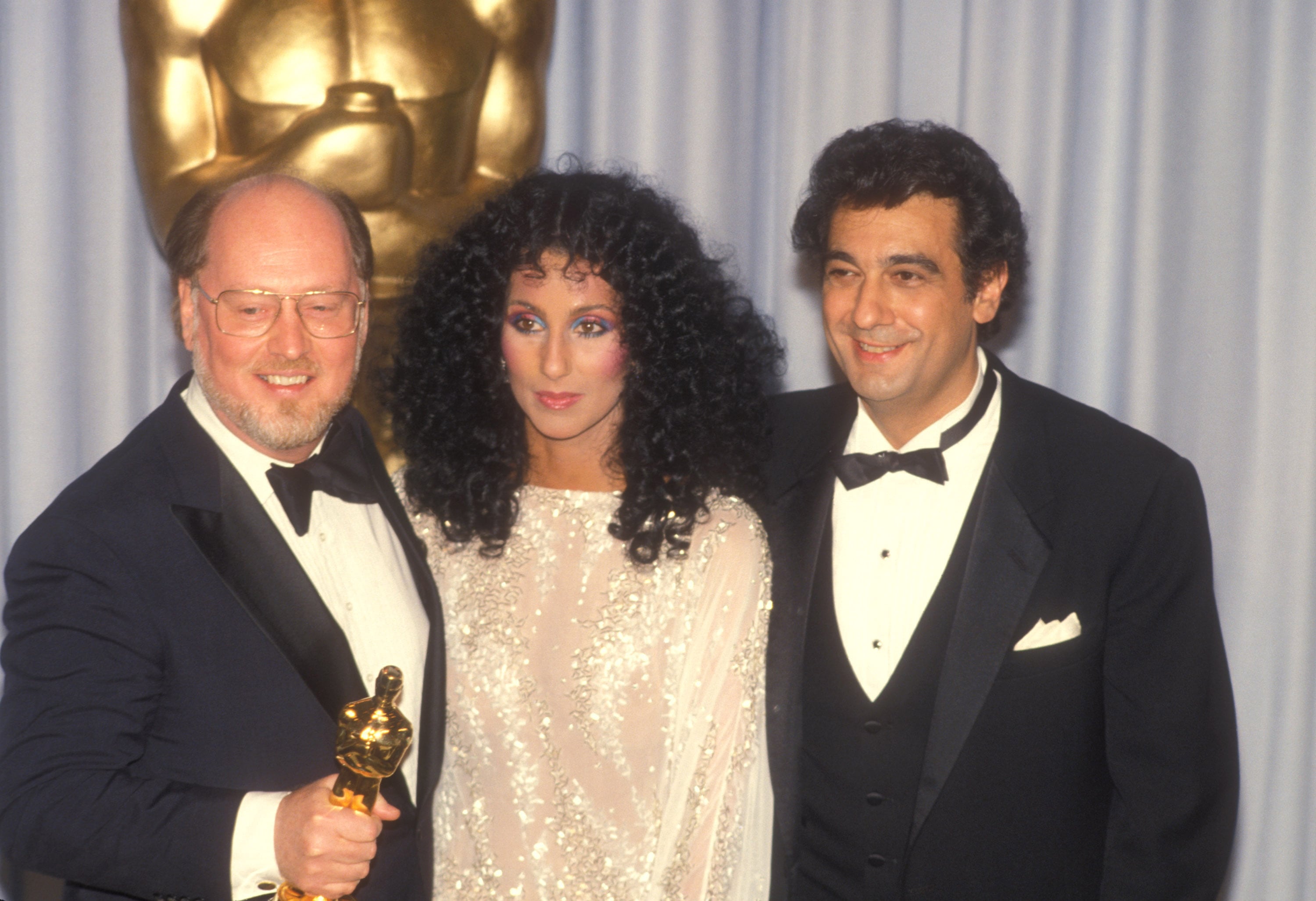 Cher, junto a John Williams y Placido Domingo en los Premios Oscar de 1983