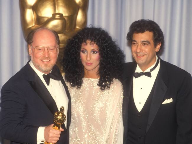 Cher, junto a John Williams y Placido Domingo en los Premios Oscar de 1983
