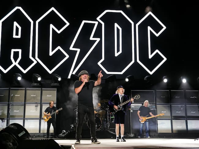 Stevie Young, Brian Johnson, Matt Laug, Angus Young y Cliff Williams en 2023