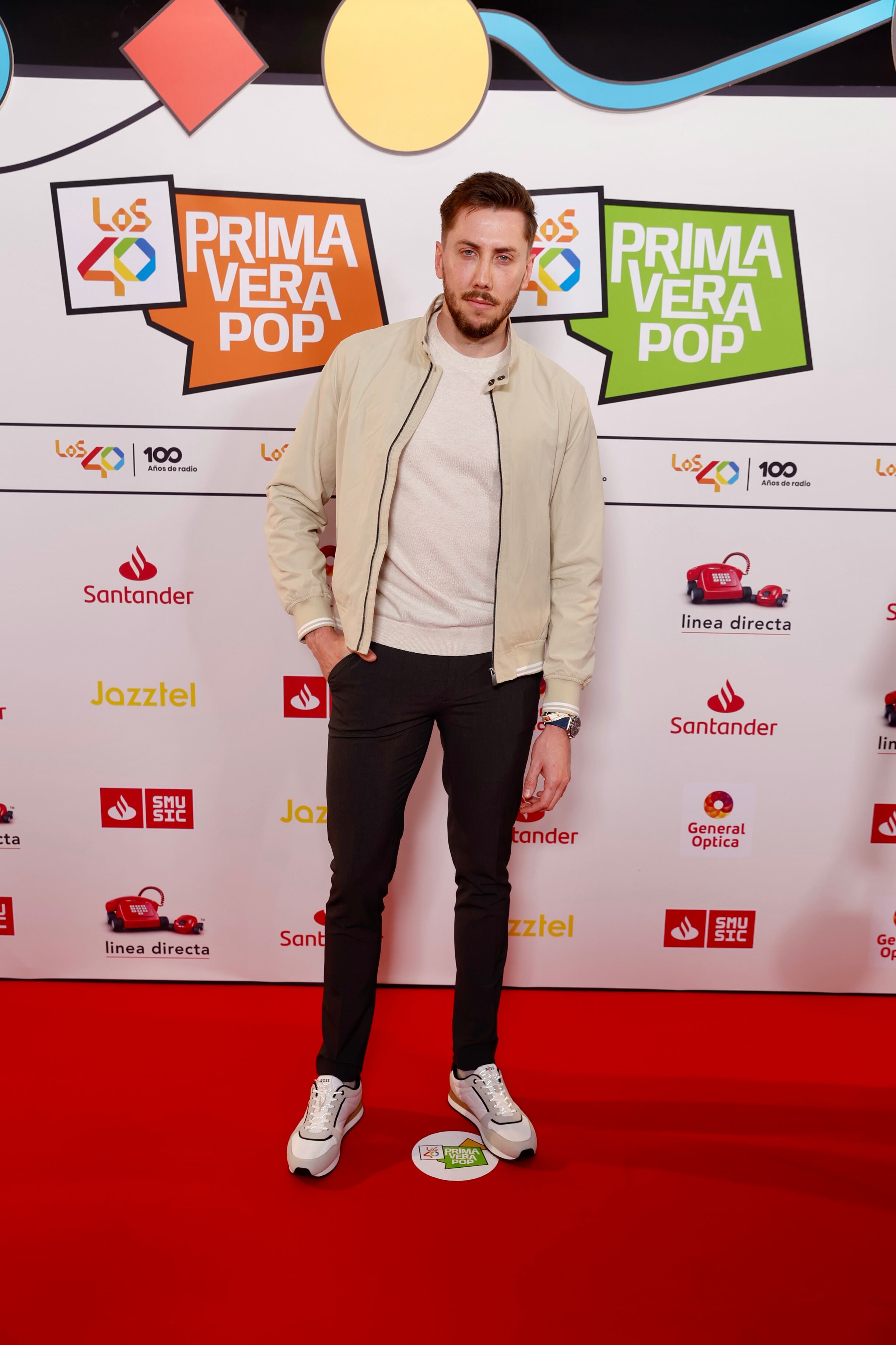 No hay alfombra que se precie hoy en día sin tiktokers con cientos de miles de seguidores, es el caso de David H que llevaba uno de sus looks más casual, sin arriesgar.