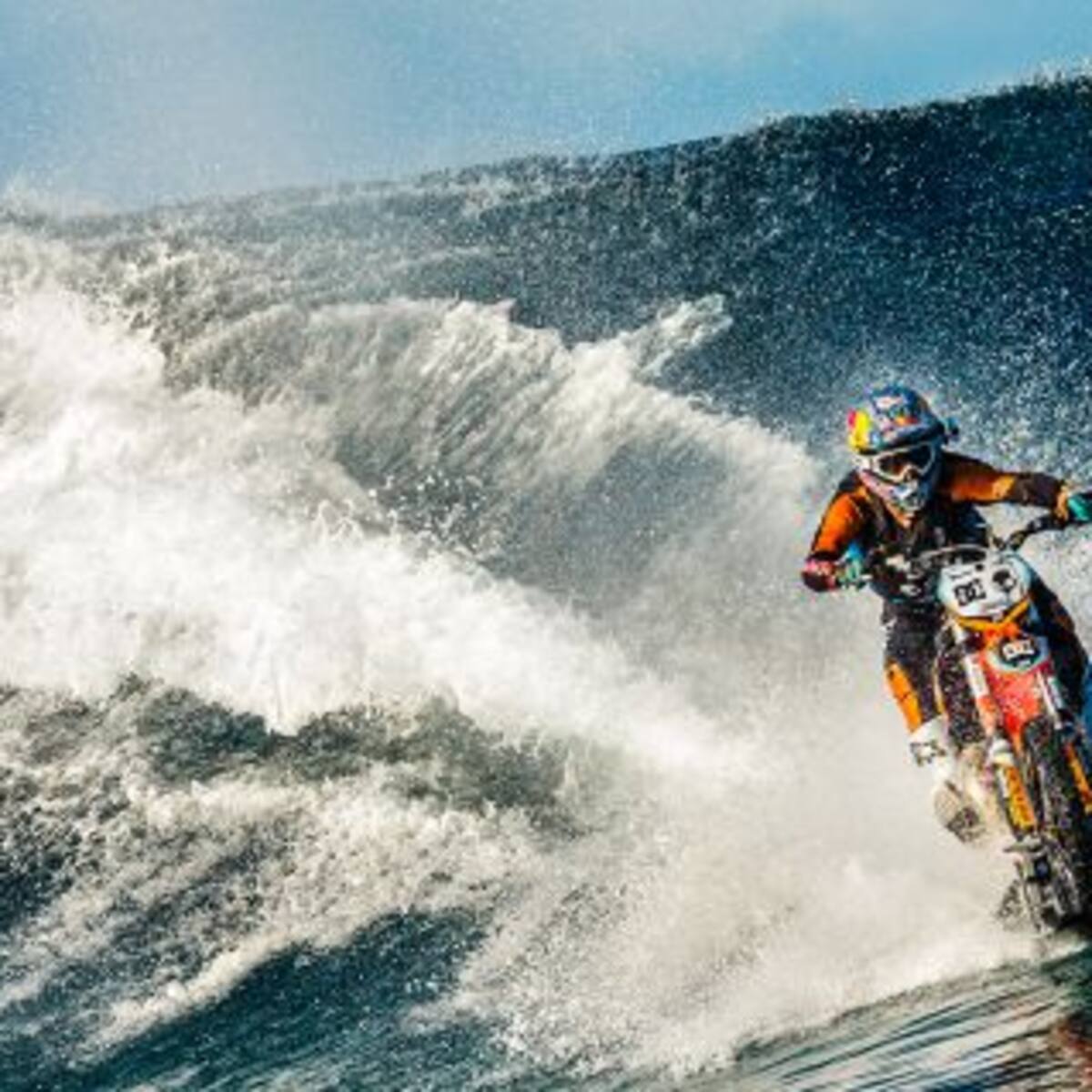 ¿Alguna vez soñaste con surfear olas en moto?