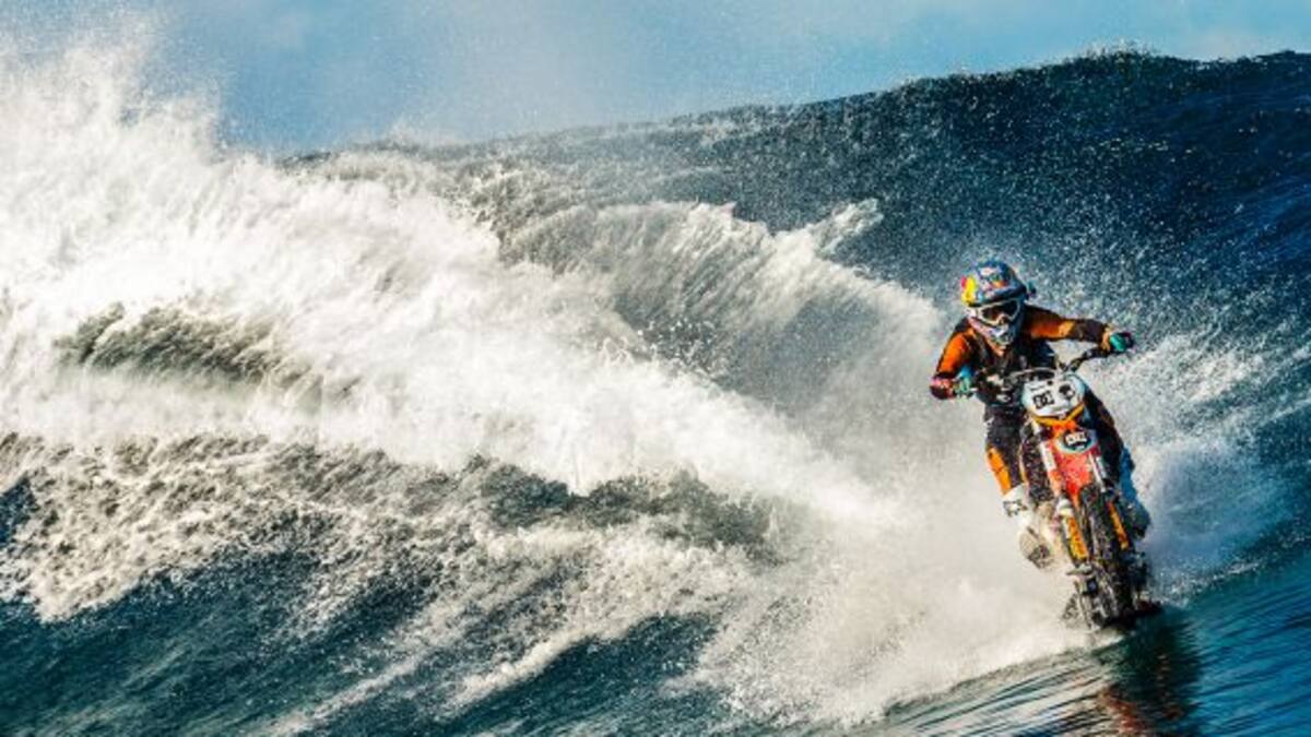 ¿Alguna vez soñaste con surfear olas en moto?