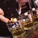 Este es el restaurante en Cataluña que obsesiona a los famosos como Rosalía por este licor