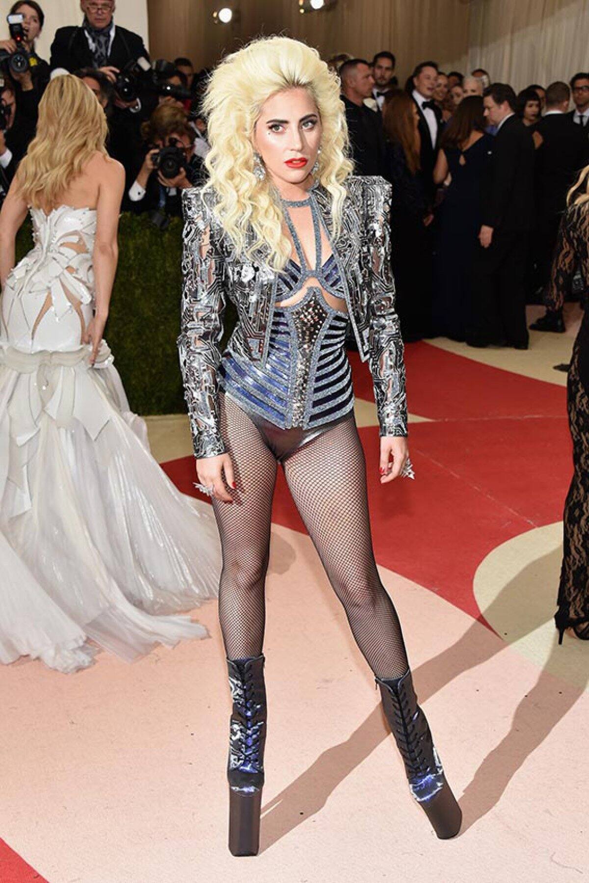Vestida de Versace
