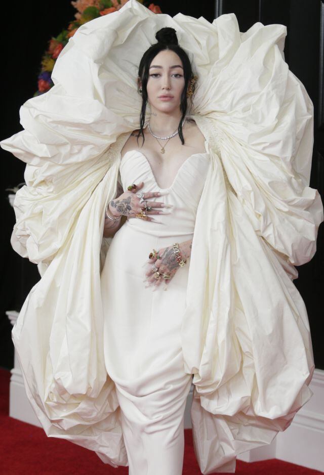 Noah Cyrus, en la alfombra roja de los Grammy 2021