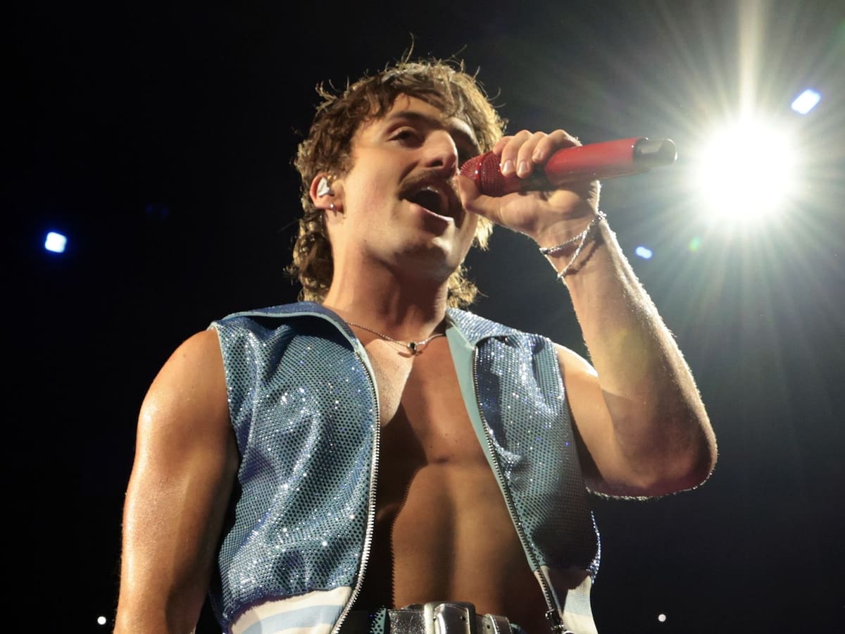 Benson Boone saca su faceta más sensual para anunciar su próxima gira, 'Wanted Man Tour 2026'