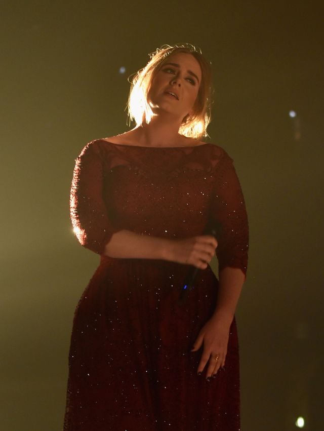 Adele durante su accidentada actuación en los Grammy.