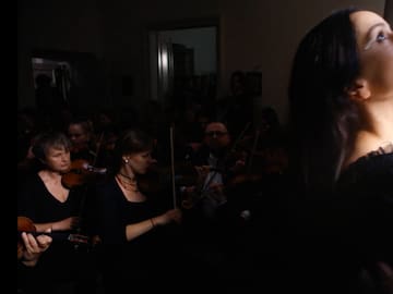 Rosalía continúa con la promo de 'Lux', haciendo parada en Nueva York y con Dua Lipa y Callum Turner como invitados estrella