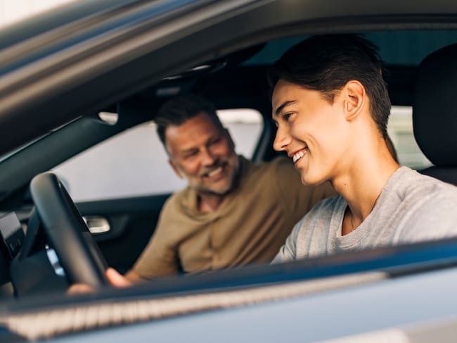 Menor acompañado al volante