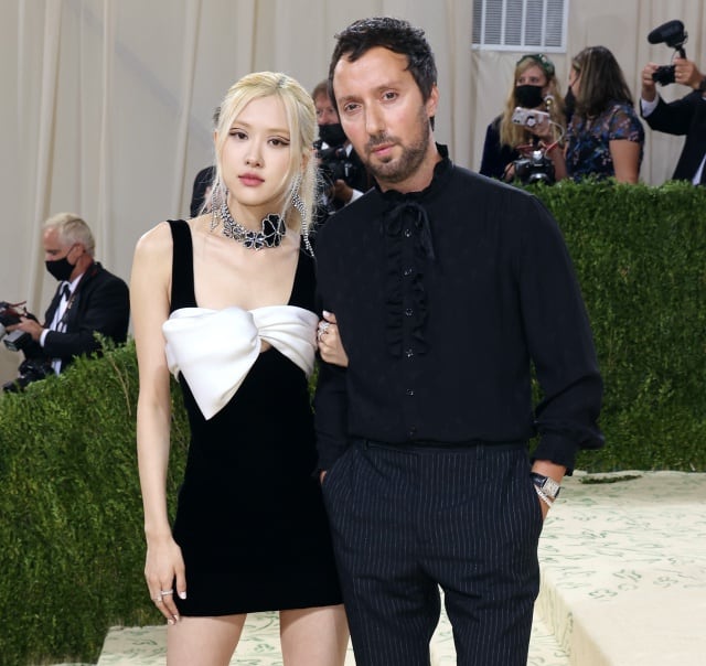 Rosé y Anthony Vaccarello (Yves Saint Laurent) en la MET Gala 2021