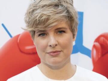 Tania Llasera compara varias fotos suyas para aclarar cuáles están retocadas y cuáles, no