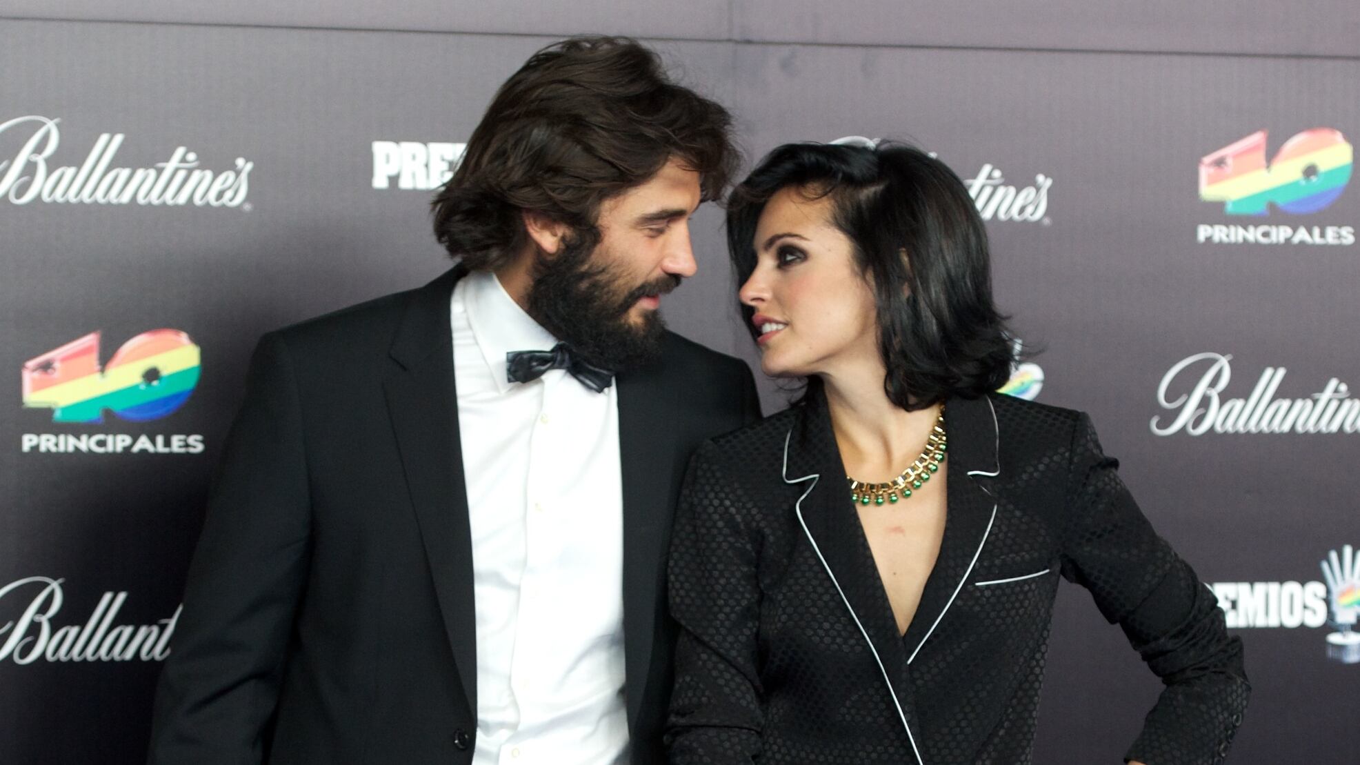 Álex García y Verónica Echegui en la alfombra de los premios de LOS40 en 2013 en Madrid. /  Carlos Alvarez/Getty