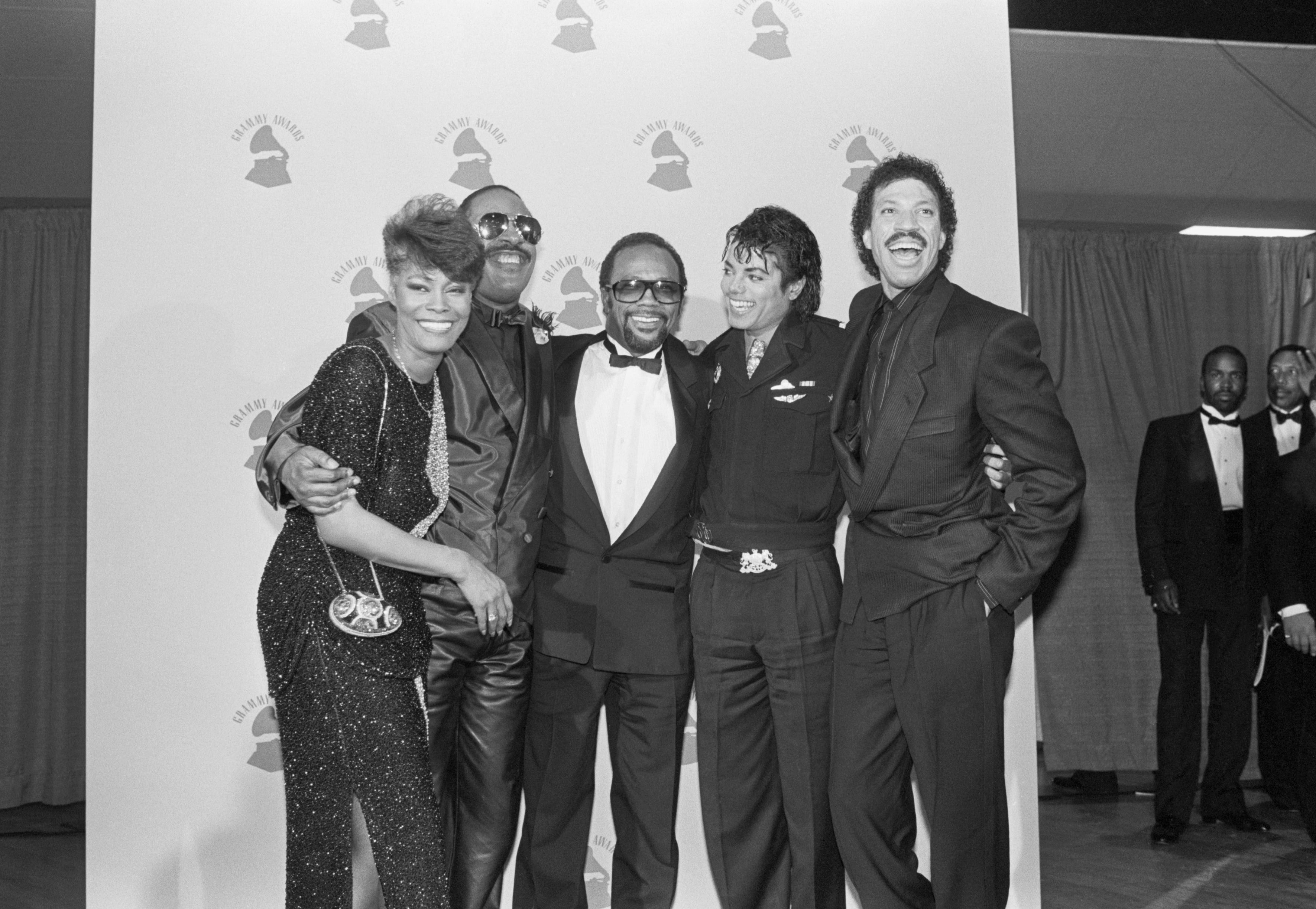 Dionne Warwick, Stevie Wonder, Quincy Jones, Michael Jackson y Lionel Richie se felicitan mutuamente después de que "We Are The World" ganara 4 premios Grammy.