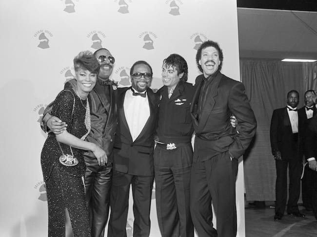 Dionne Warwick, Stevie Wonder, Quincy Jones, Michael Jackson y Lionel Richie se felicitan mutuamente después de que "We Are The World" ganara 4 premios Grammy.