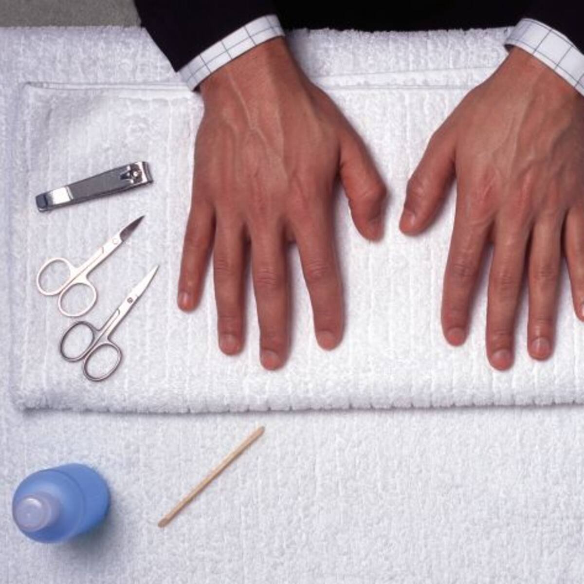Un varón, lomo plateado, ¿debe limarse las uñas?