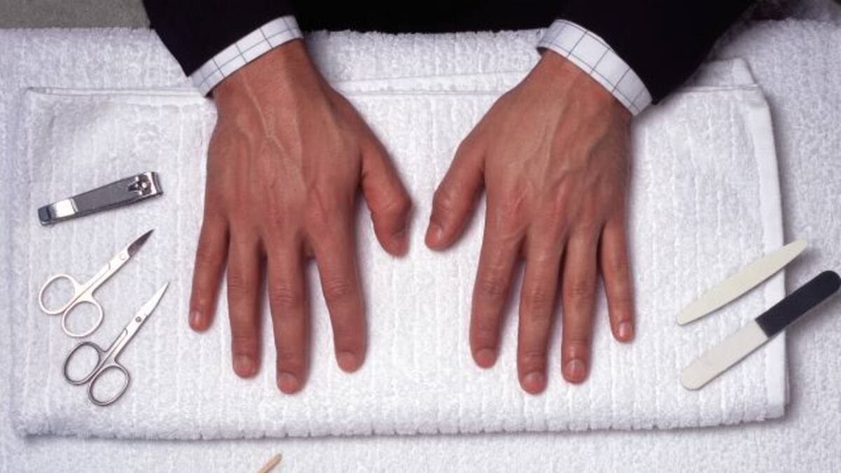 Un varón, lomo plateado, ¿debe limarse las uñas?