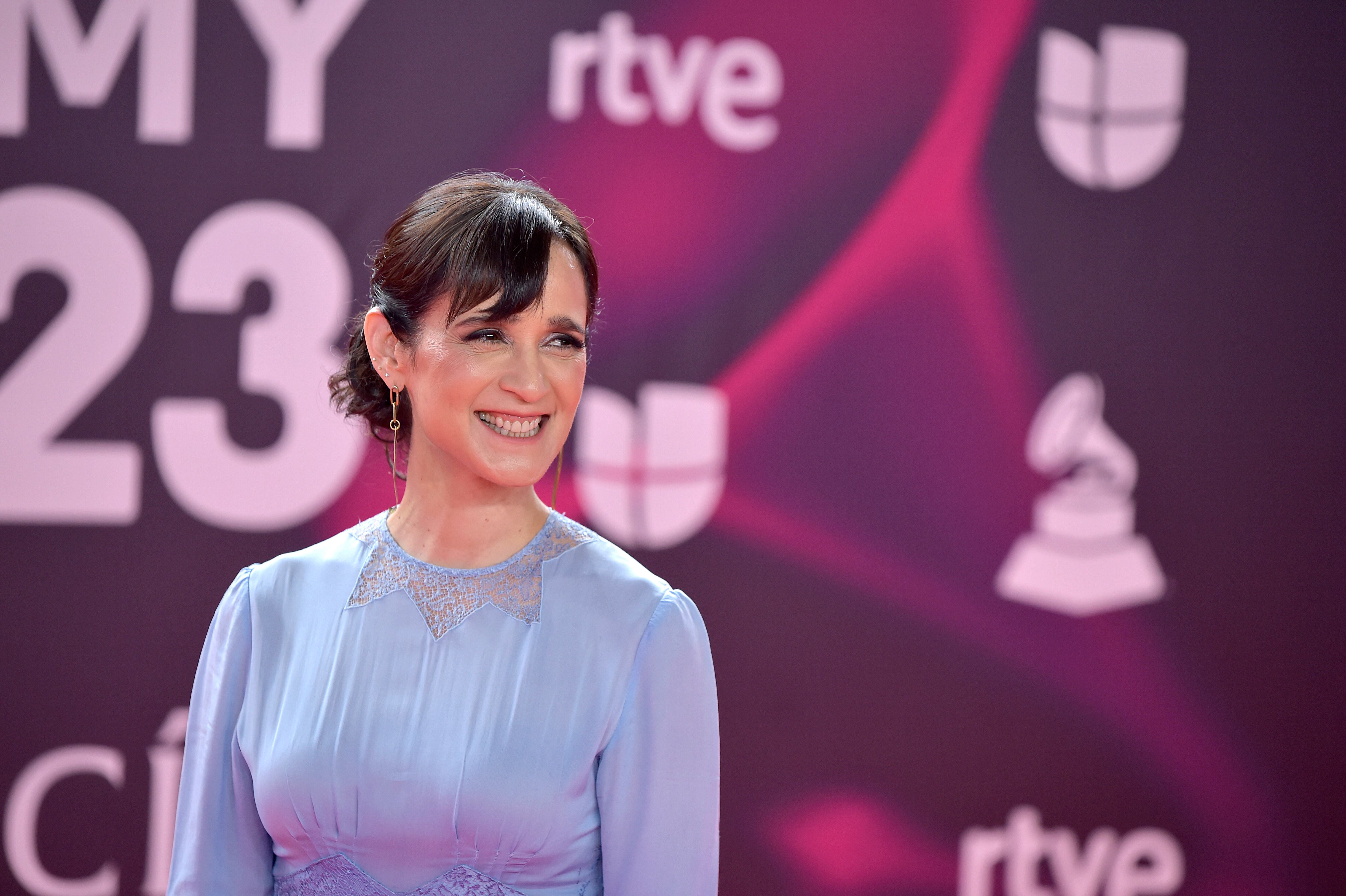 Julieta Venegas puso el toque de color en la alfombra gracias al diseño de la firma argentina HahnMade. Clásico pero vitalista como siempre ha sido y será ella.