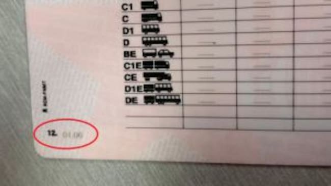 Un carnet de conducir que establece que es obligatorio llevar gafas o lentes de contacto al volante.