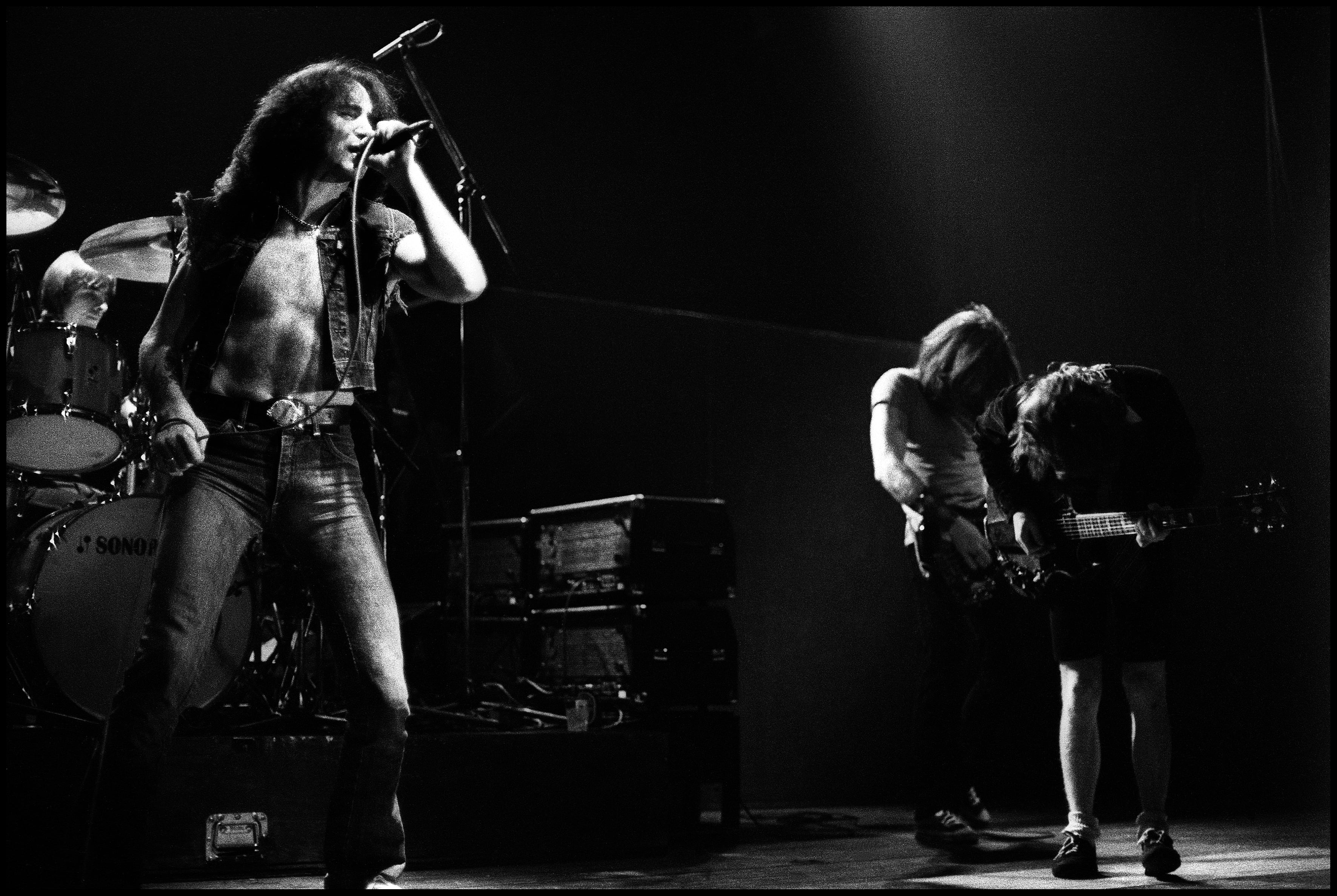 AC/DC (AC DC), F.L.T.R.: Phil Rudd, Bon Scott, Cliff Williams y Angus Young actúan en directo en el Jaap Edenhal de Ámsterdam, Países Bajos, durante la gira "The Highway to Hell", el 12 de noviembre de 1979. (Foto de Rob Verhorst/Redferns)