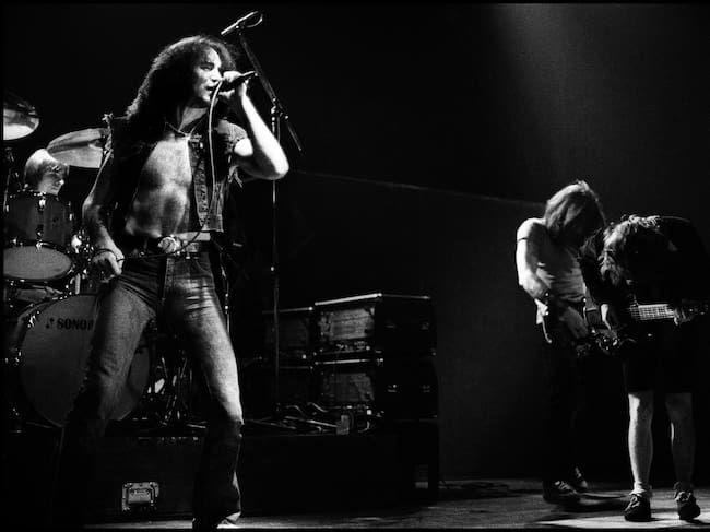 AC/DC (AC DC), F.L.T.R.: Phil Rudd, Bon Scott, Cliff Williams y Angus Young actúan en directo en el Jaap Edenhal de Ámsterdam, Países Bajos, durante la gira "The Highway to Hell", el 12 de noviembre de 1979. (Foto de Rob Verhorst/Redferns)