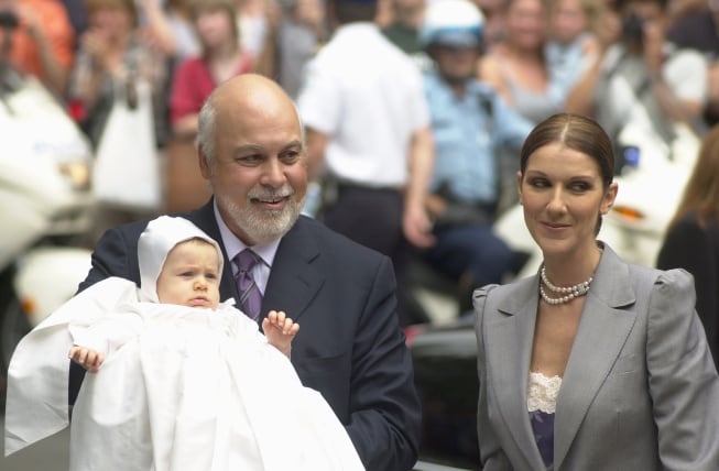 Celine Dion, junto a su marido Rene Angelil y su pequeño Rene-Charles de 6 meses, en 2001.