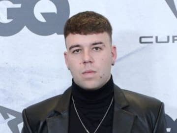 Un detalle en la gorra de Quevedo mientras presentaba su nueva colab con Myke Towers se convierte en meme