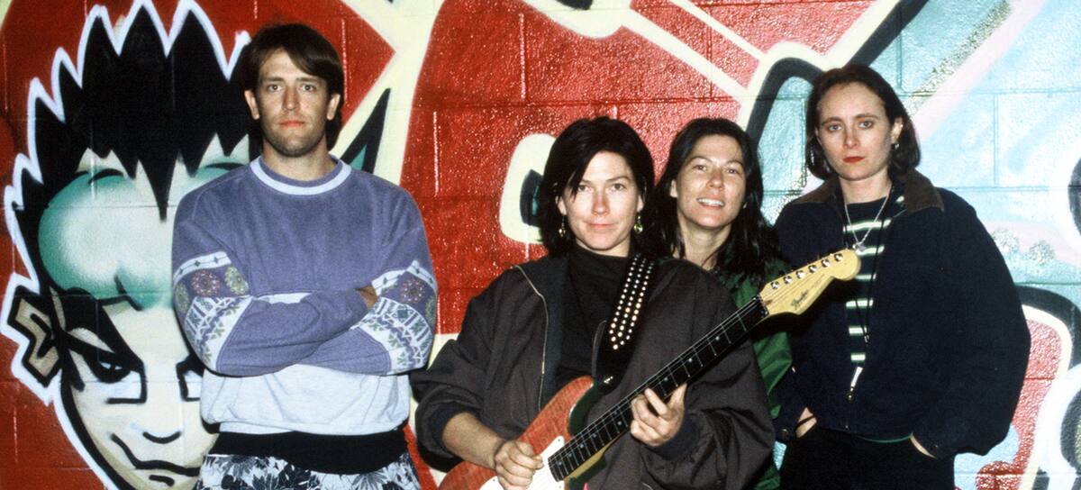 The Breeders: Jim Macpherson, las hermanas Kelley (con guitarra) y Kim Deal, y Josephine Wiggs, en 1994.