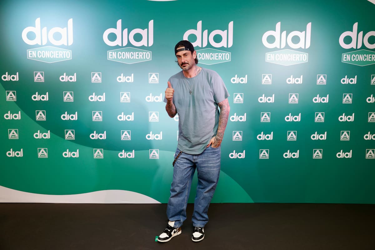 Melendi ha comenzado nueva etapa, Pop Rock. Dos géneros por los que lleva navegando hace más de 20 años. Ha decidido mirar a sus orígenes para ofrecer nuevas canciones y nuevos directos porque no se entiende la música del asturiano sin vivirla en directo. Y eso es lo que vimos este martes noche en La Riviera en un Concierto Dial donde ofreció el primer concierto de su nueva etapa en primicia con la cadena.