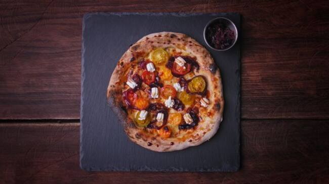 La Capra es una de sus especialidades, una pizza vegetaria con deliciosos contrastes.