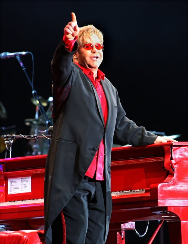 Elton John actúa en el Olympiysky stadium de Moscú en 2009, años después de su gran éxito en Rusia.