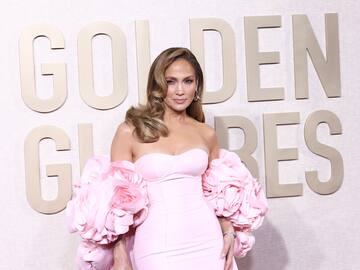 Jennifer Lopez y Brie Larson protagonizan uno de los momentos más emotivos de los Globos de Oro 2024 y no precisamente sobre el escenario