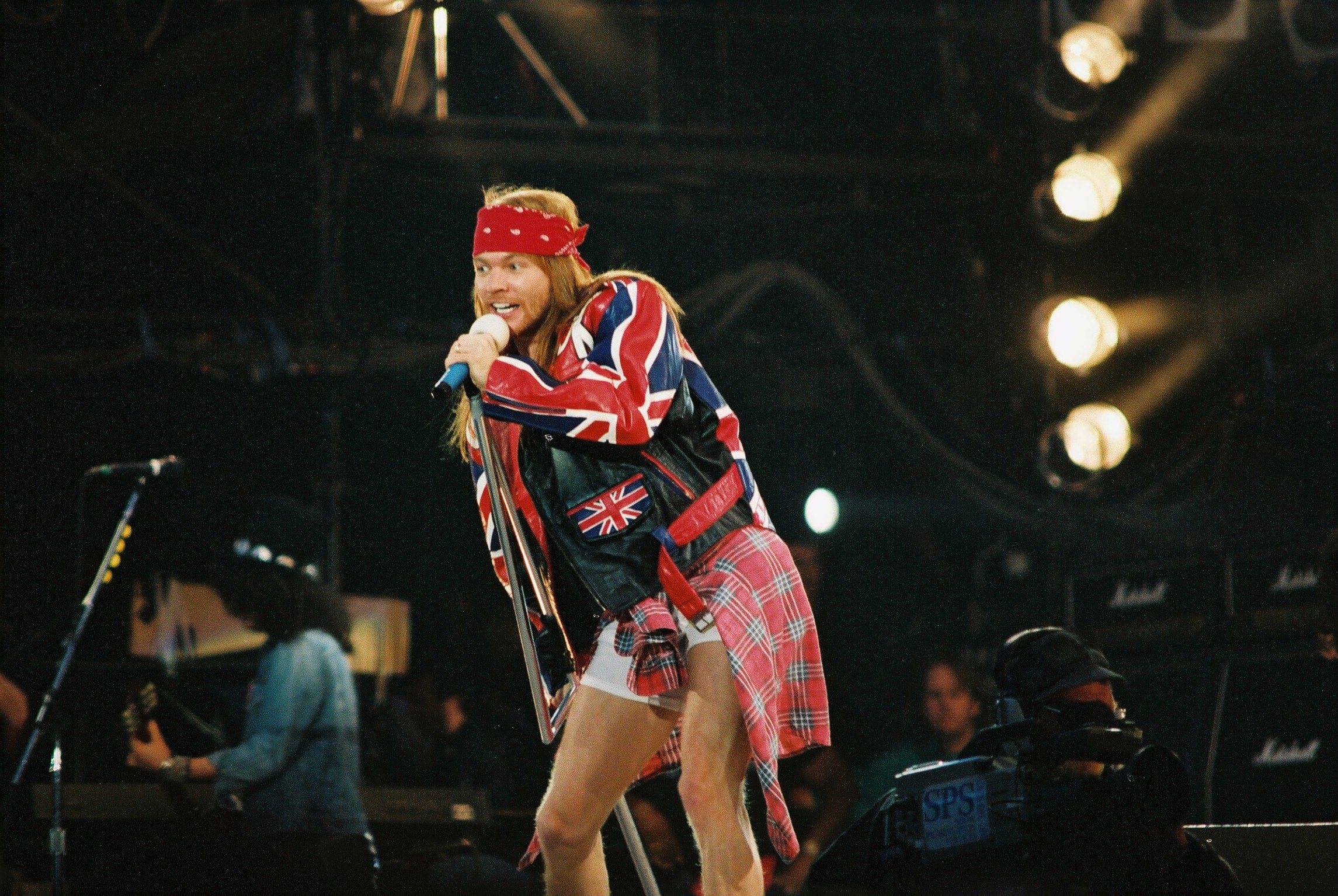 Axl Rose de Guns n Roses actuando en el concierto tributo de Freddie Mercury en 1992