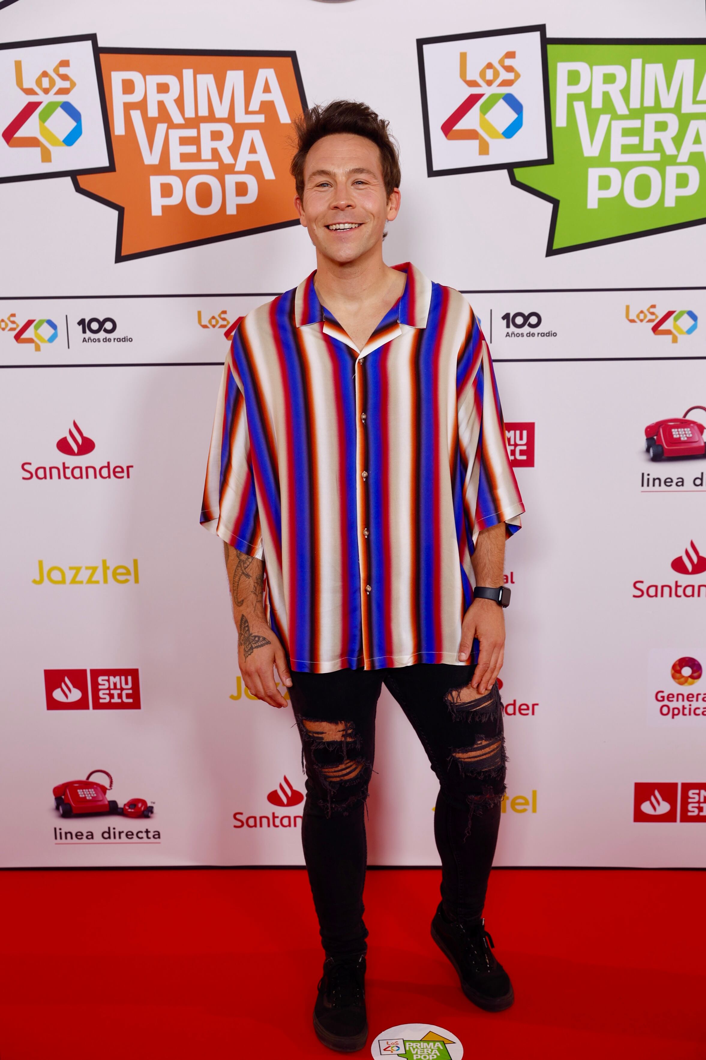 Las entradas para este espectáculo se agotaron en seguida y es que había muchas ganas de ver a artistas como Ana Mena, Abraham Mateo, Dani Fernández, David Otero o los tres finalistas de OT 2023, Naiara, Paul Thin y Ruslana. Todos ellos y muchos más pasarán por un escenario donde nuestro Óscar Martínez estará a la mesa pinchando todos los éxitos del momento. No puede faltar su sonrisa perenne que nos llena de buen rollo, igual que su camisa de esta noche.