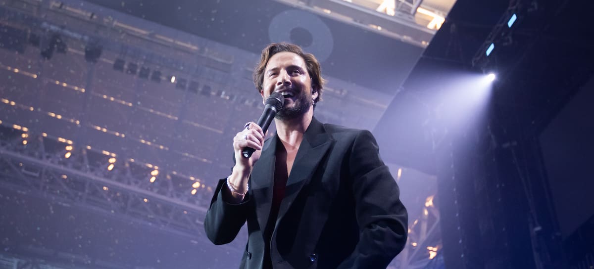 Manuel Carrasco cantando en el Santiago Bernabéu