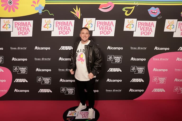 El locutor de LOS40, Ramsés López, posa con la prensa favorita de los invitados hoy: la chupa de cuero.