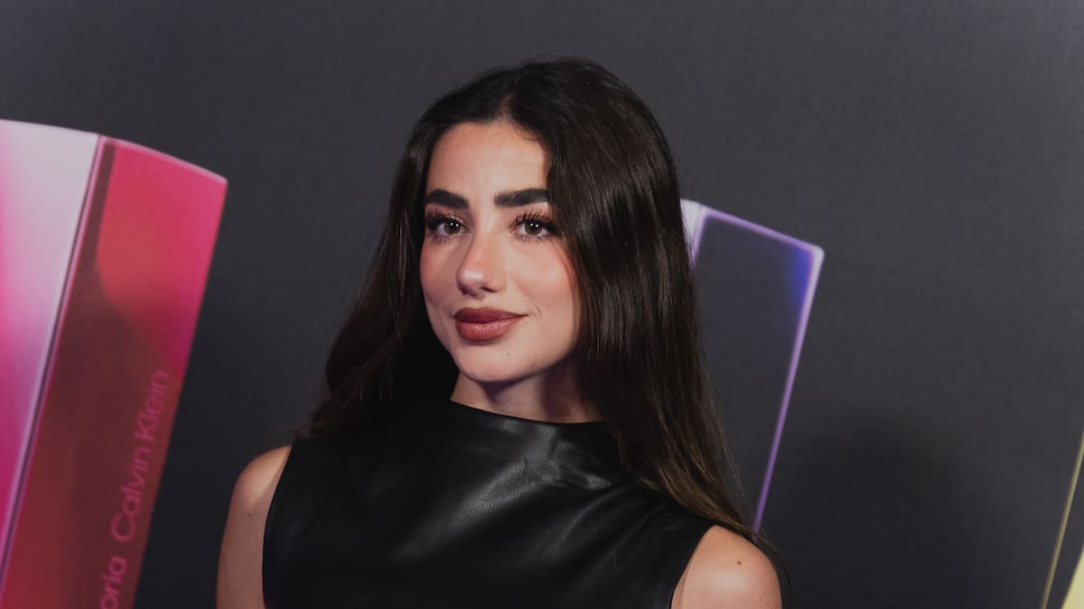 Lola Lolita explica por qué se vistió de flamenca antes de la Feria de Sevilla: "Bajé para ver a la familia y daros estos fotones"