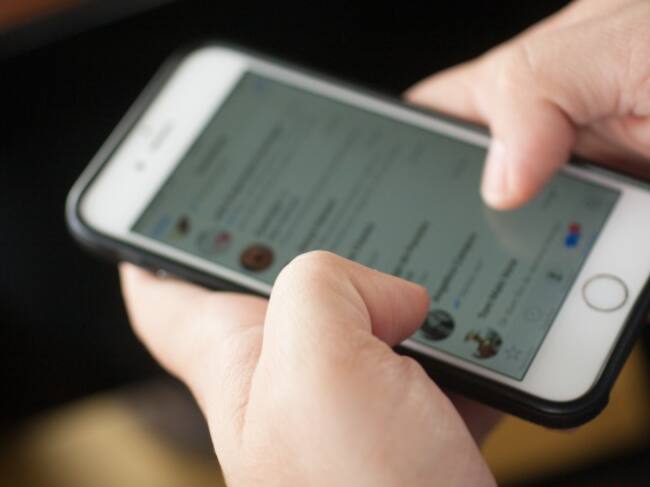 Un joven revisa su WhatsApp