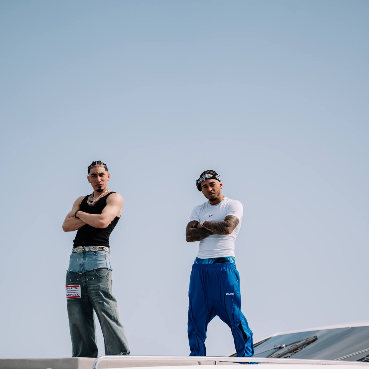 Ozuna y Omar Courtz ponen ritmo a la fiesta de verano con 'ZIZI'