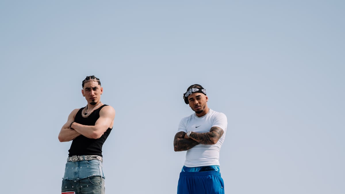 Ozuna y Omar Courtz ponen ritmo a la fiesta de verano con 'ZIZI'
