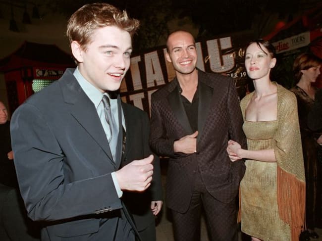 Leonardo DiCaprio (i) y Billy Zane (c) acuden al estreno de 'Titanic' en diciembre de 1997