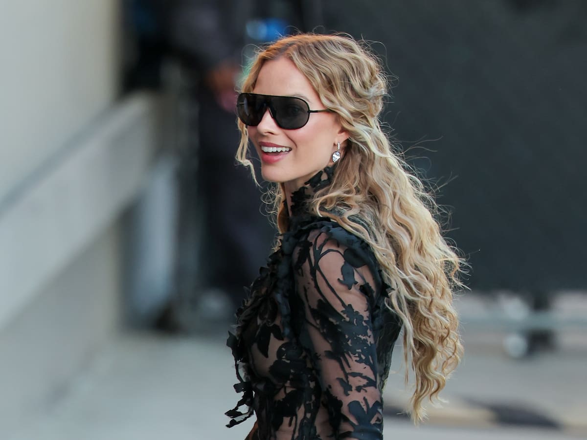 Margot Robbie le da la vuelta a Barbie en la promo de 'Cumbres Borrascosas': misma técnica, diferente resultado