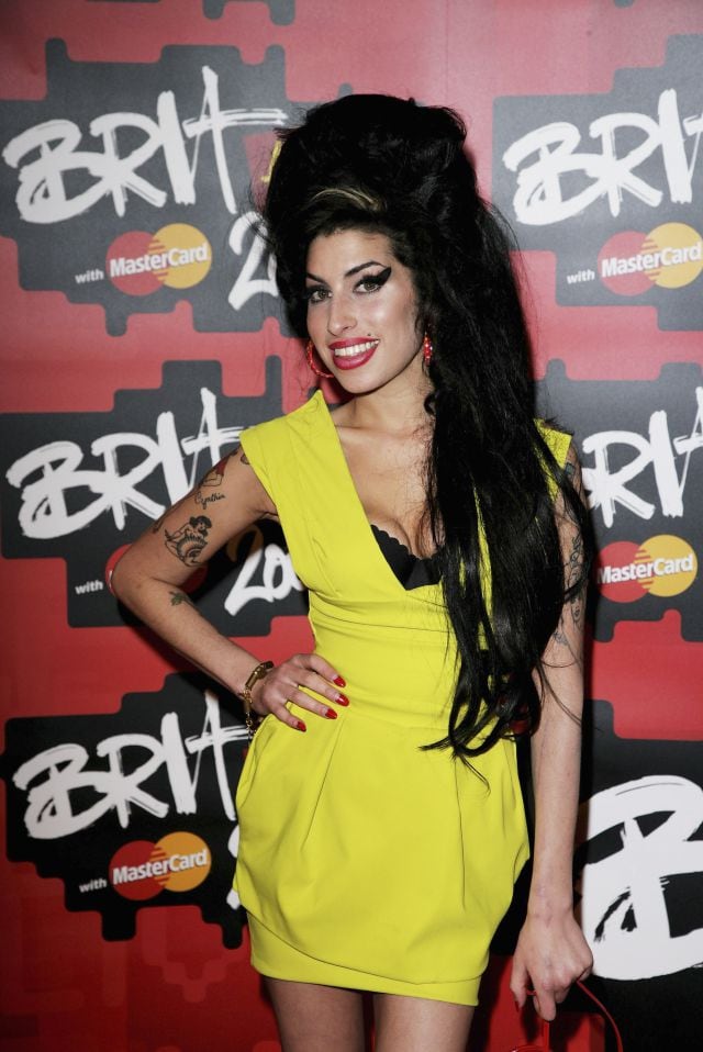 Amy Winehouse usó un look muy parecido al de Dua Lipa en 2007