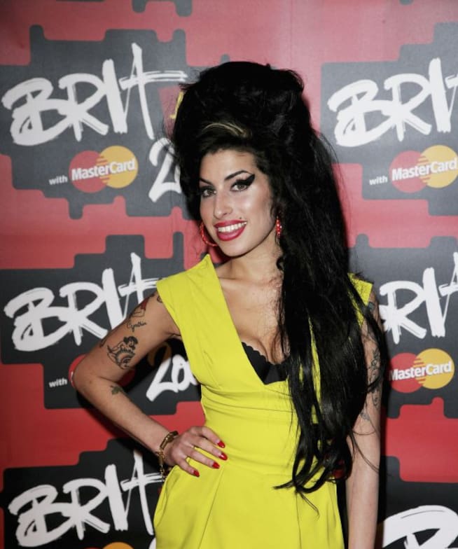 Amy Winehouse usó un look muy parecido al de Dua Lipa en 2007