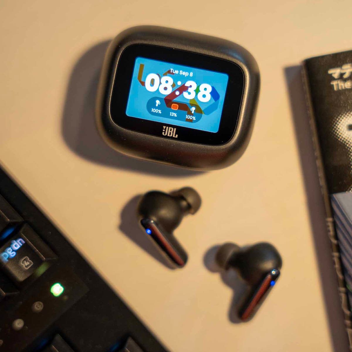 JBL sigue apostando por la pantalla en sus auriculares ‘Live Beam 4’