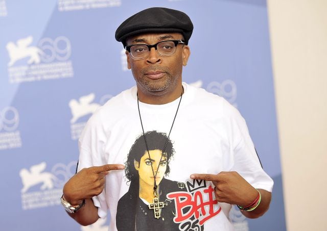 El director Spike Lee, con una camiseta conmemorativa del disco &#039;Bad&#039; de Michael Jackson en el Festival de Venecia de 2012.